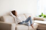 Gewohnheiten erfolgreicher Frauen: Eine Frau sitzt auf dem Sofa und starrt an die Decke