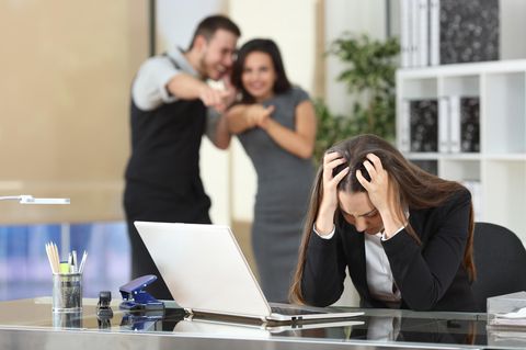 Mobbing am Arbeitsplatz: Kollegen lachen Frau aus