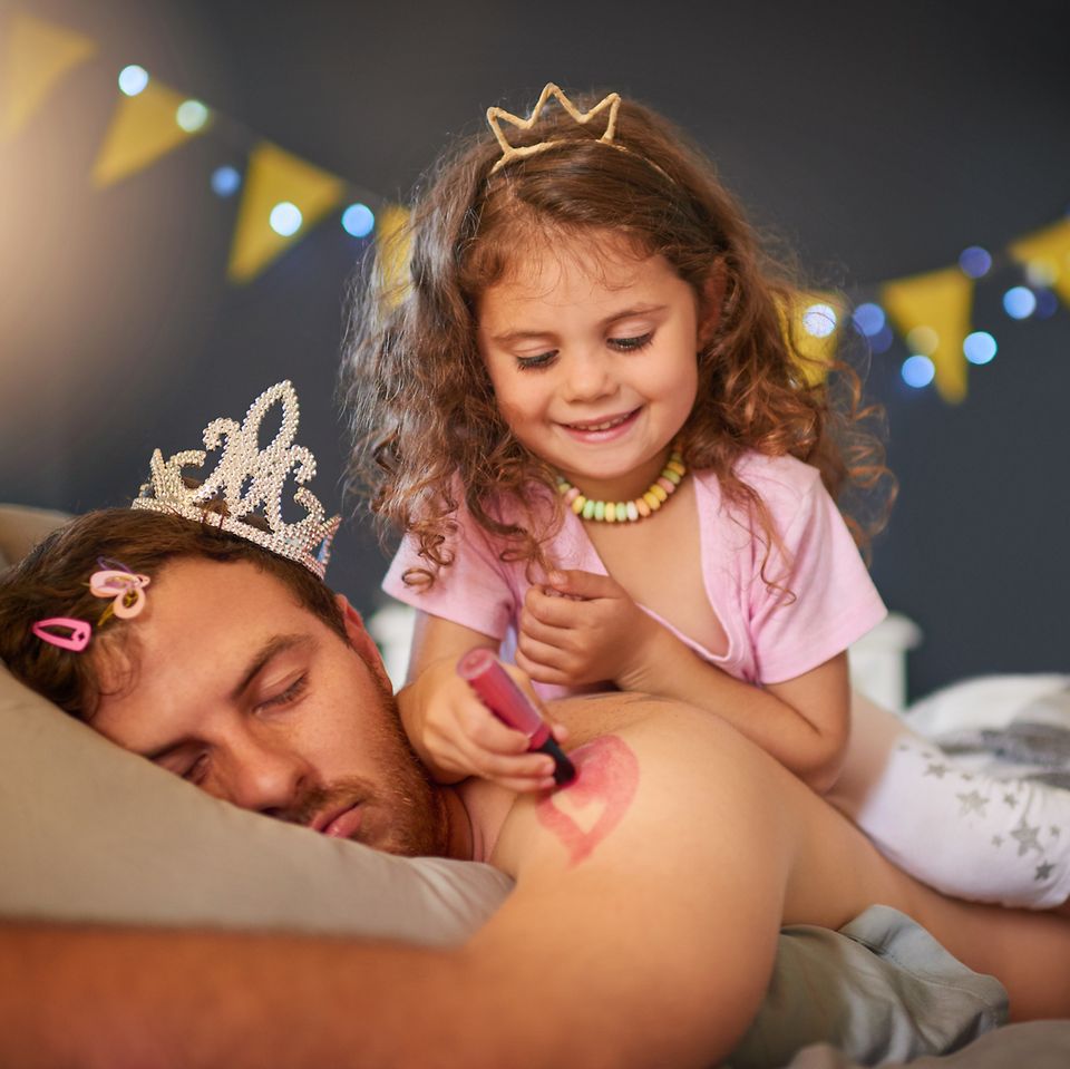 Horizontal Parenting: Vater schläft, Tochter malt ihn an