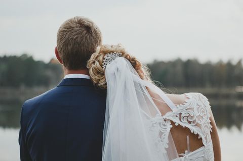 Heiratsschranke: Ein Brautpaar von hinten
