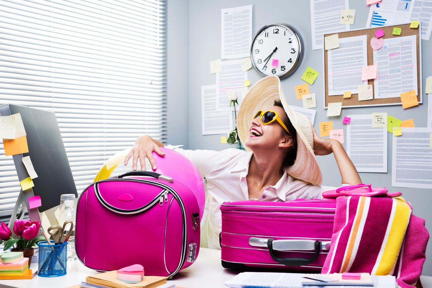 Urlaub in der Probezeit: Frau mit gepackten Koffern auf Arbeit