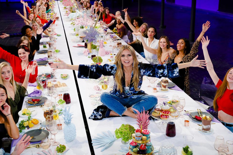 GNTM 2019: Heidi Klum auf dem Tisch in der ersten Folge von Staffel 13 GNTM