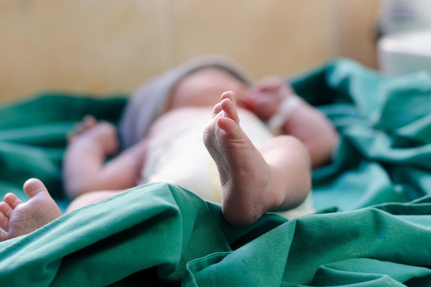 New York: Ein Neugeborenes in Krankenhaustüchern