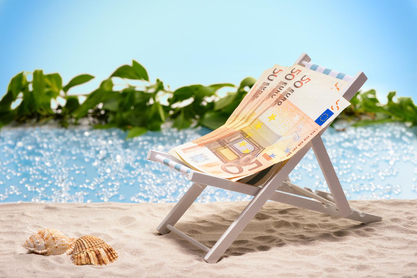 Urlaubsgeld: 50 Euro Scheine auf Liegestuhl am Strand