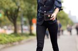 Outfits, die wir zur Arbeit anziehen: Frau im schwarzen Outfit