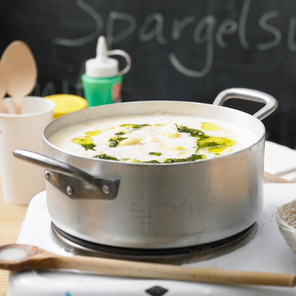 Spargel-Mandel-Suppe mit Kräuteröl