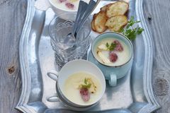 Spargelsuppe mit Merguez-Wurst Spargelsuppe mit Merguez-Wurst