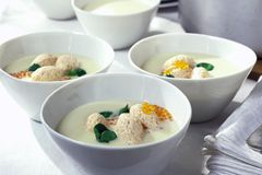 Spargelcremesuppe mit Lachsklößchen Spargelcremesuppe mit Lachsklößchen