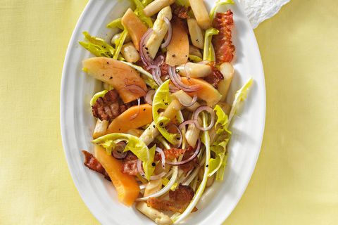 Löwenzahn-Spargel-Salat mit Bacon
