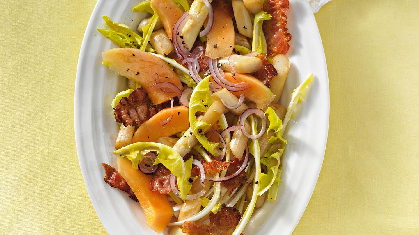 Löwenzahn-Spargel-Salat mit Bacon | BRIGITTE.de