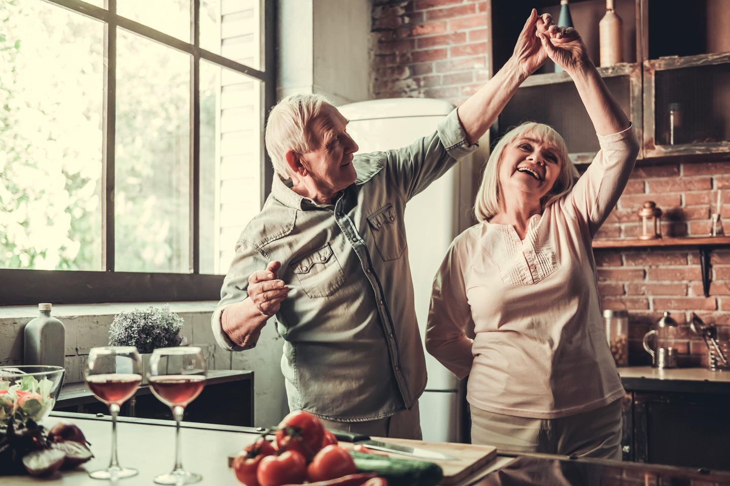 Nach Gottschalk-Trennung: Ein altes Paar tanzt in der Küche