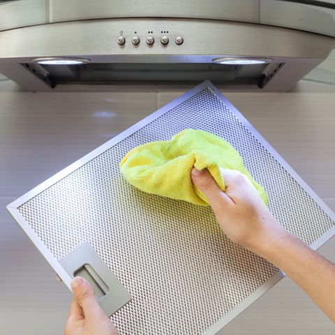 Dunstabzugshaube reinigen: So geht's richtig: Metallfilter wird mit einem Tuch gereinigt