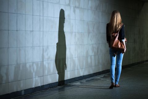 Böse Menschen: Eine Frau geht durch einen U-Bahn-Schacht und wirft einen dunklen Schatten an die Wand