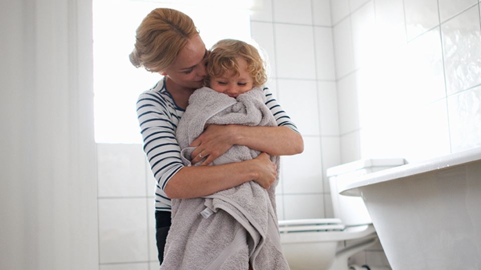 Gruselige Entdeckung: Mutter erstarrt als sie ihr Kind von der Toilette hebt!