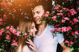 Eheversprechen: praktische Tipps und Beispiele: Pärchen unter Baum mit Blüten und umarmt sich