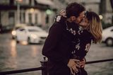 Eheversprechen: praktische Tipps und Beispiele: Paar küsst sich, dahinter verschwommene Straße und Autos