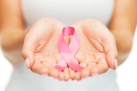 Brustkrebs-Symptome: Frau mit Brustkrebs-Symbol