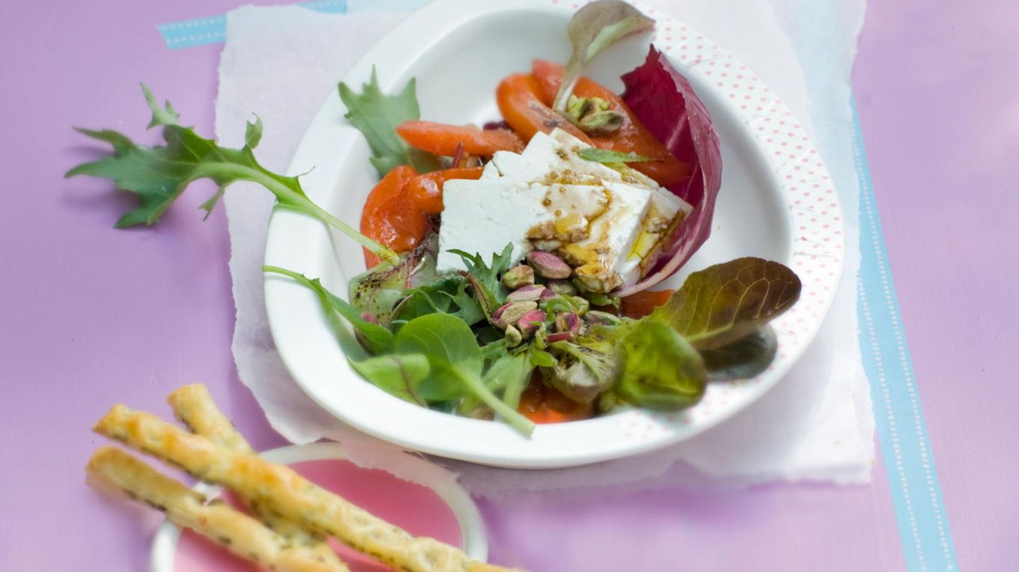 Gebratener Paprikasalat mit Schafkäse und Oliven-Grissini | BRIGITTE.de