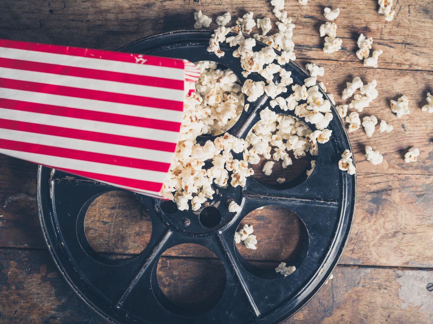 Lieblingsfilme der Redaktion: Eine Tüte Popcorn auf einer Filmrolle
