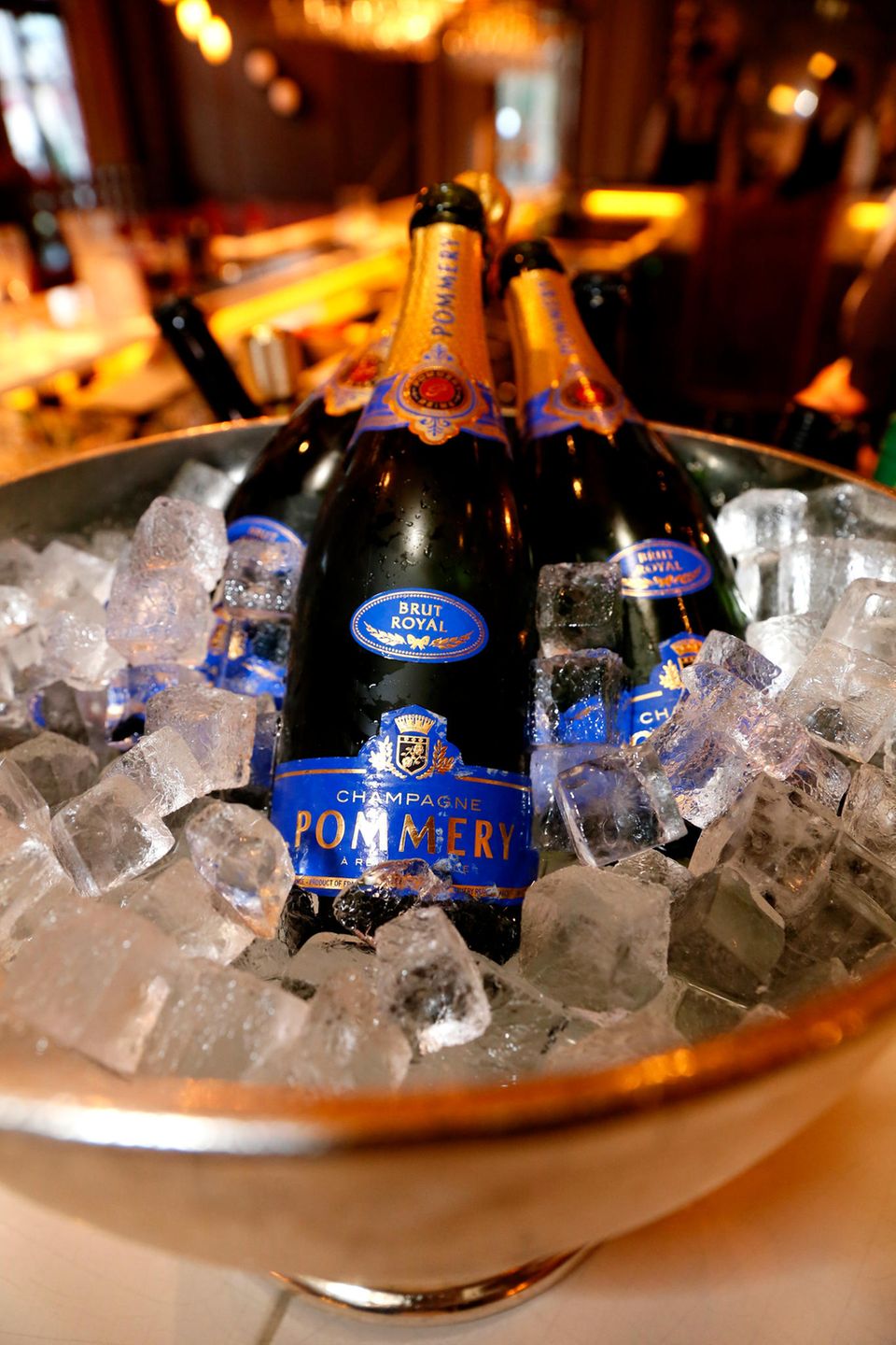 Cheers! Das ganze Wochenende genießen die Gäste Champagner von Pommery.