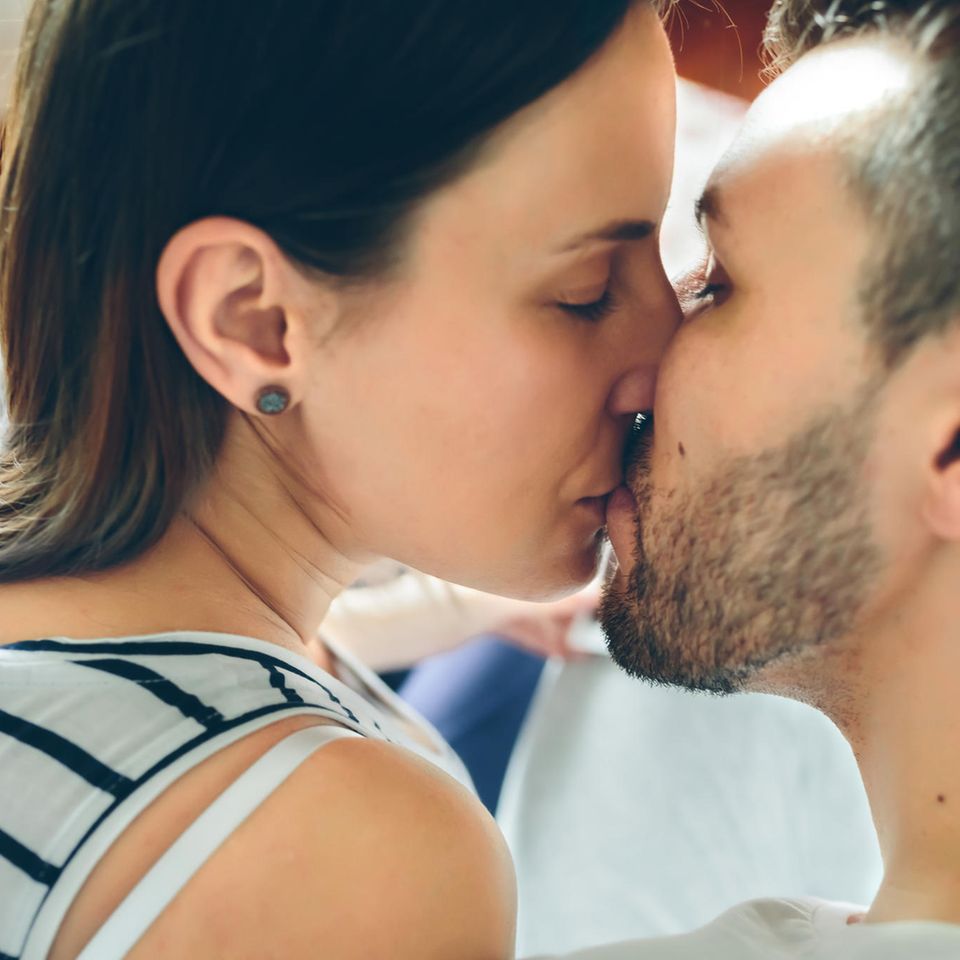 Neue Verhütungsmethode: Paar küsst sich