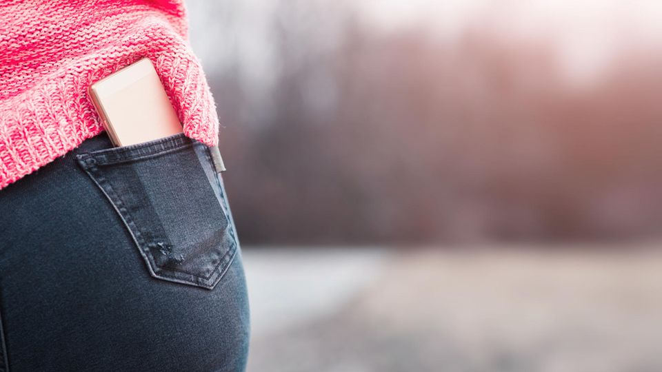 Der Grund warum Frauenkleider keine Taschen haben, hat ihren Ursprung im Mittelalter