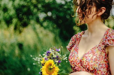 Hochzeitsmode: Frau im Blumenkleid