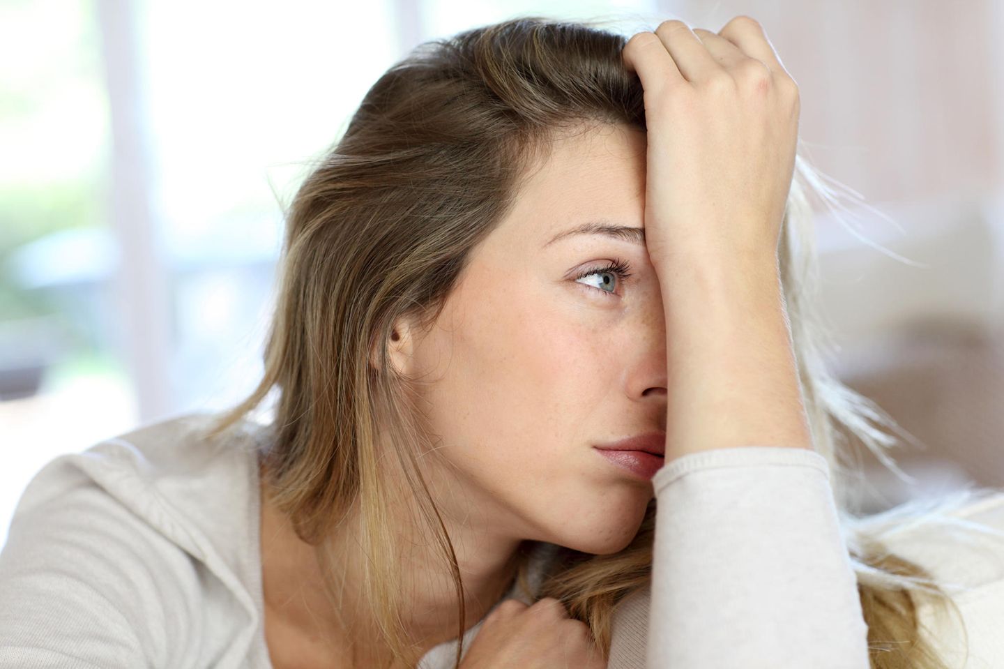 Fibromyalgie-Symptome: Frau mit Schmerzen