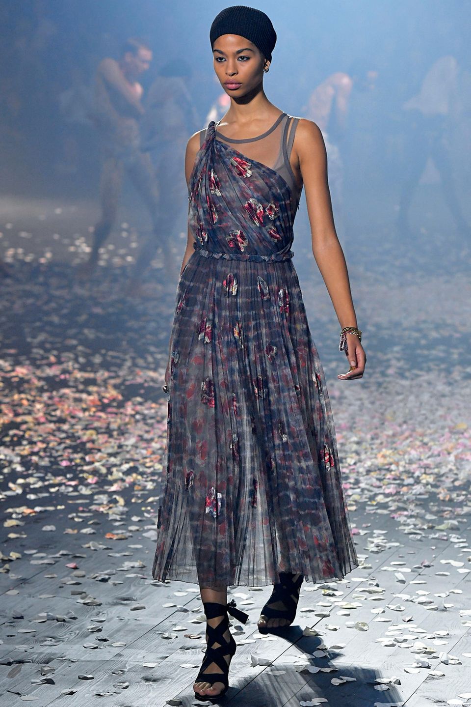 Christian Dior setzt auf zarte Batik-Kleider aus Seide.