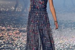 Christian Dior setzt auf zarte Batik-Kleider aus Seide. Christian Dior setzt auf zarte Batik-Kleider aus Seide.