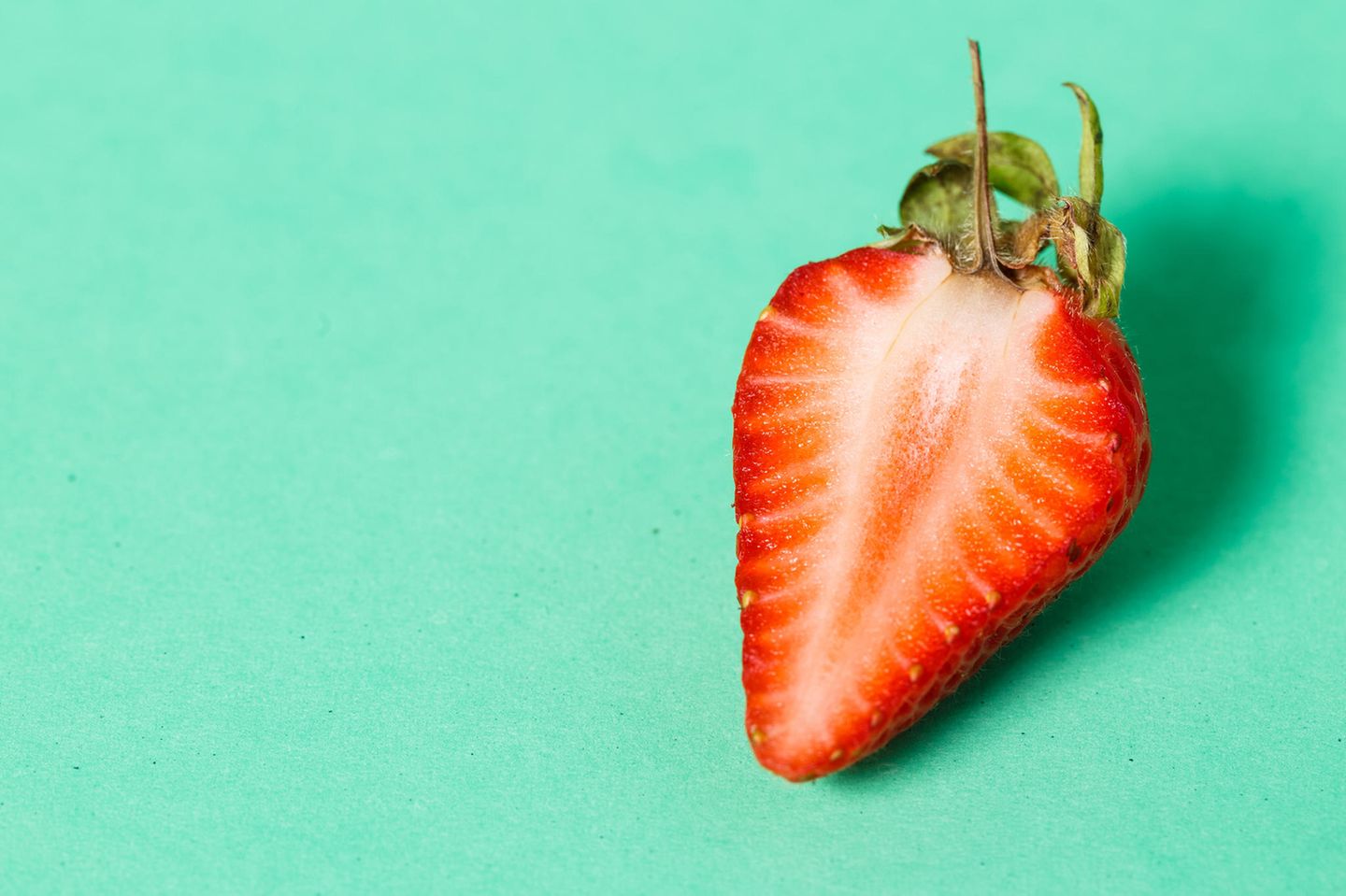 Masturbation während der Periode: Erdbeere vor grünem Hintergrund