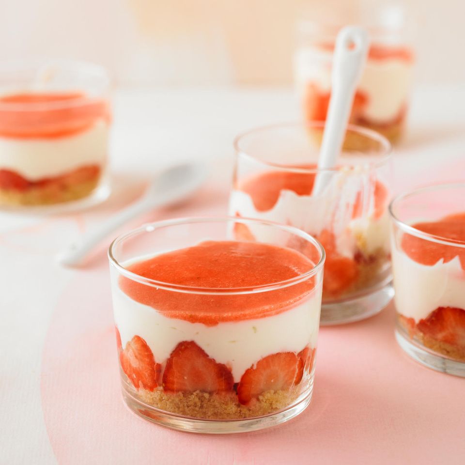 Erdbeer-Schichtspeise im Glas