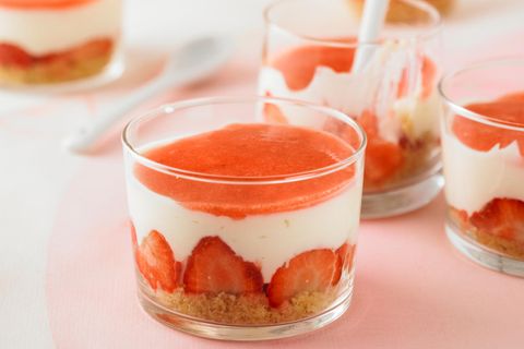Erdbeer-Schichtspeise im Glas