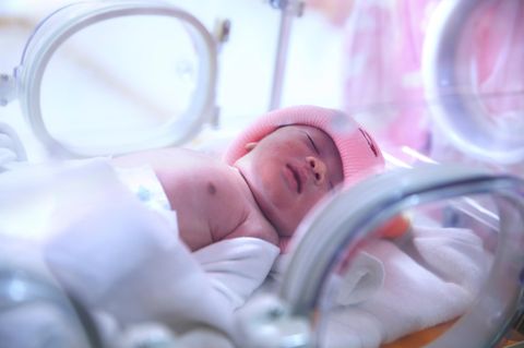 Krankenschwester adoptiert einsames Baby