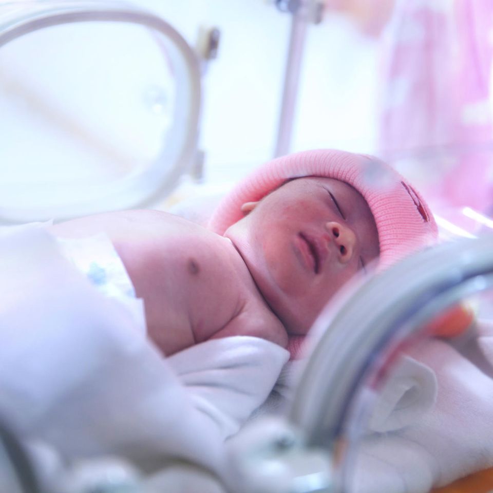 Krankenschwester adoptiert einsames Baby