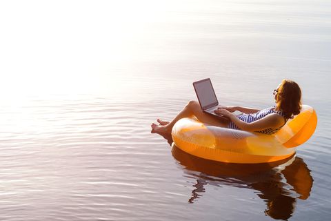 Urlaubsanspruch bei Teilzeit: Frau mit Laptop auf See