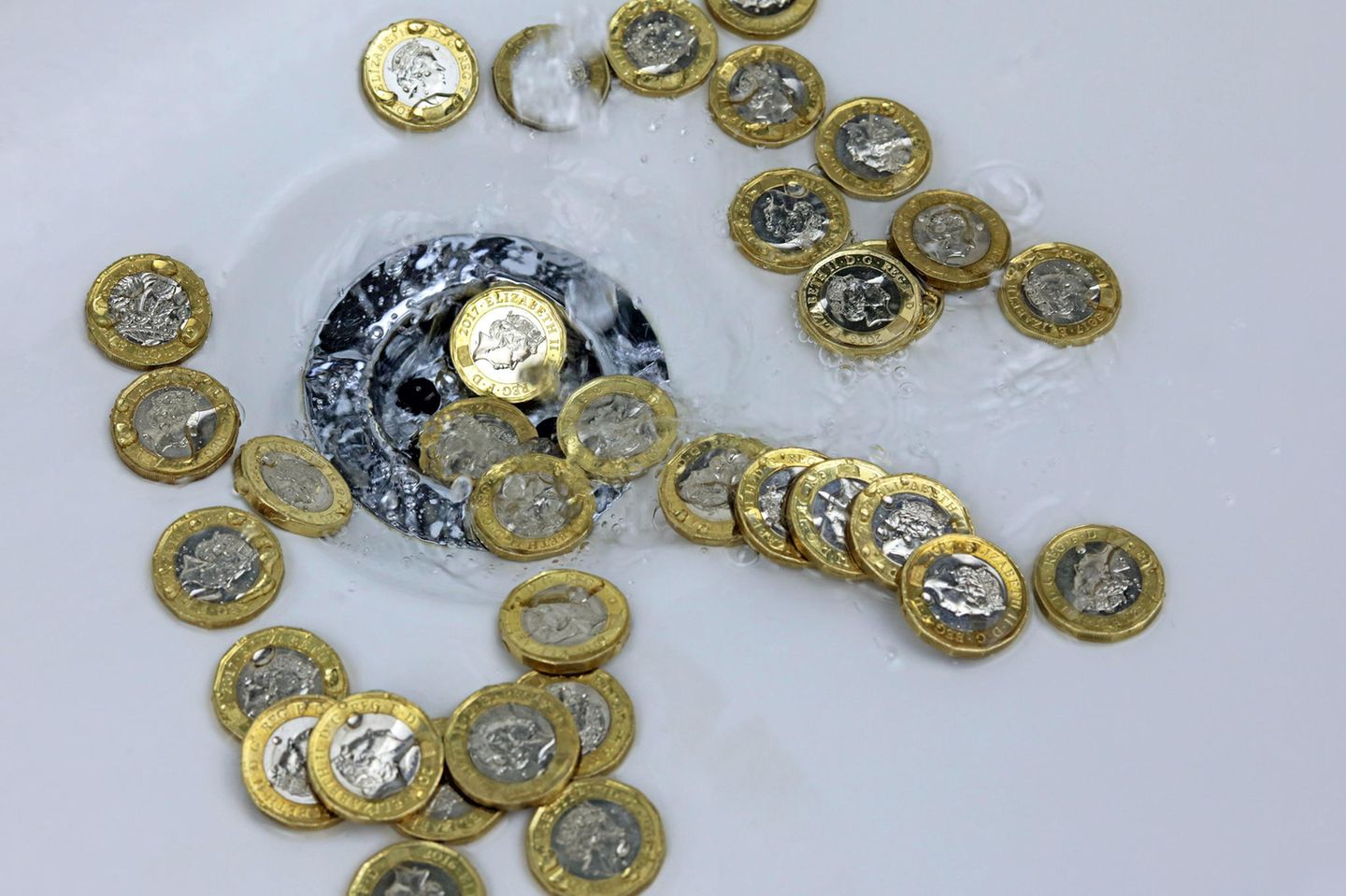 Münzen reinigen: Münzen im Waschbecken