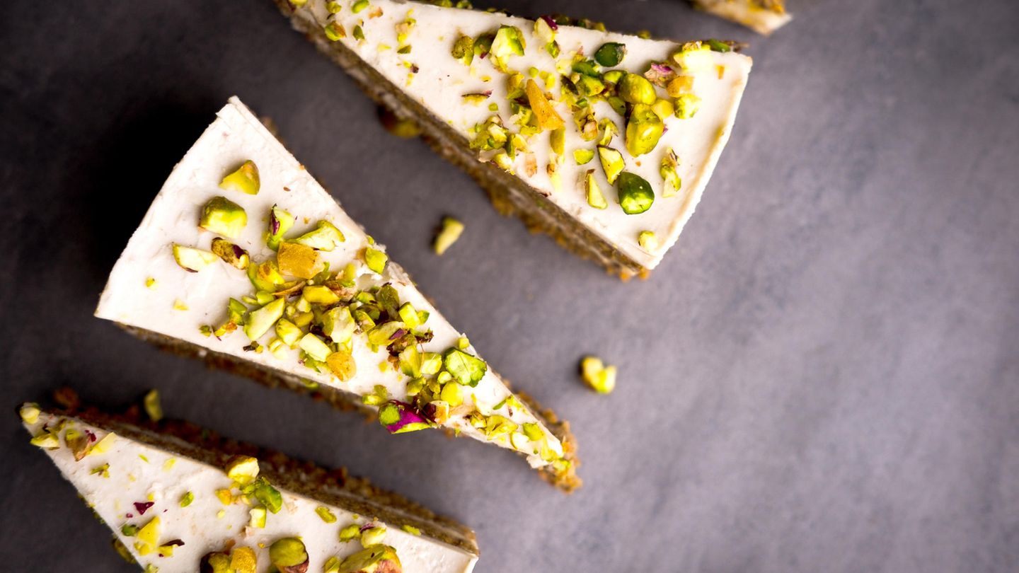 Käse-Sahne-Torte mit Pistazien | BRIGITTE.de