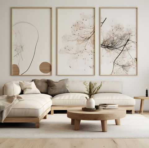 Wandgestaltung Wohnzimmer - die schönsten Ideen: beige Couch vor einer Wand mit gerahmten Postern