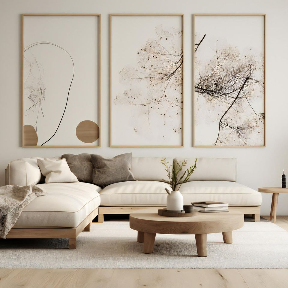 Wandgestaltung Wohnzimmer - die schönsten Ideen: grüne Couch vor einer Wand mit gemusteter Tapete