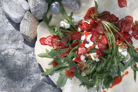 Rauke-Salat mit Walnuss und Erdbeerchips