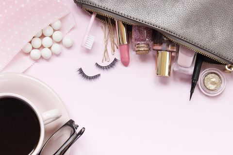 Liquid Eyeshadow: Tasche mit Beauty-Produkten