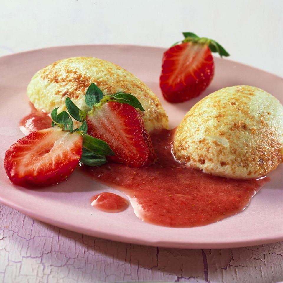 Vanille-Mousse mit Erdbeersoße | BRIGITTE.de
