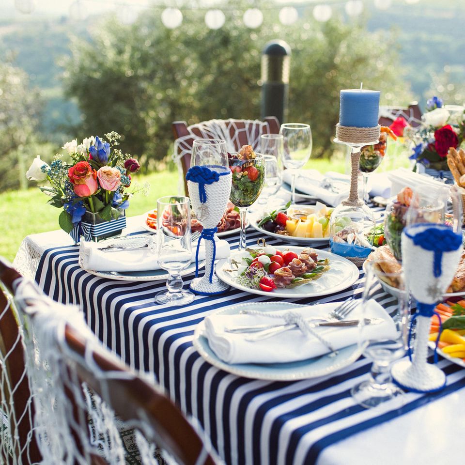 Maritime Tischdeko - die schönsten Ideen und Trends: Gedeckter Tisch mit Blumen und Salaten
