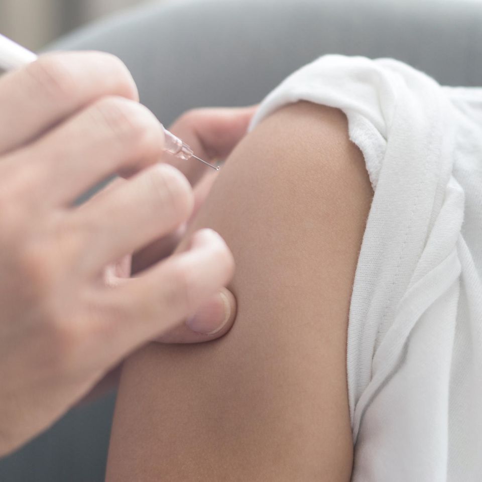 Zeckenimpfung: Frau wird geimpft