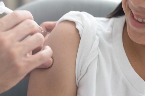 Zeckenimpfung: Frau wird geimpft
