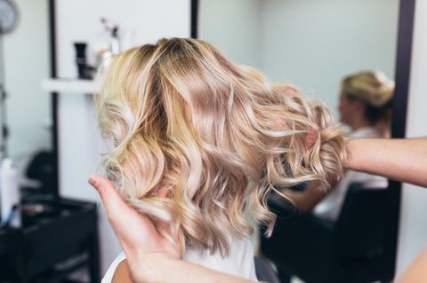 Haare natürlich aufhellen: Frau mit blonden Haaren beim Friseur