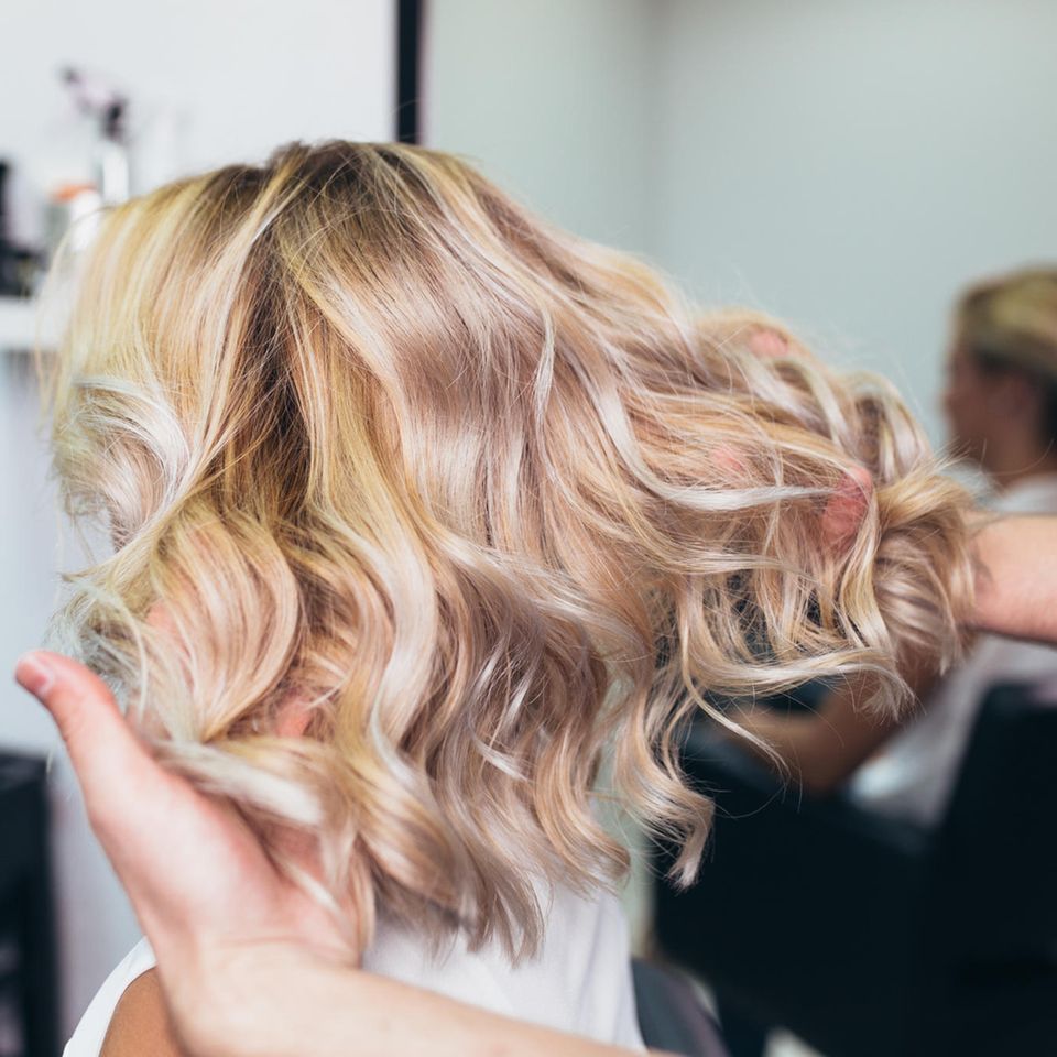 Haare natürlich aufhellen: Frau mit blonden Haaren beim Friseur