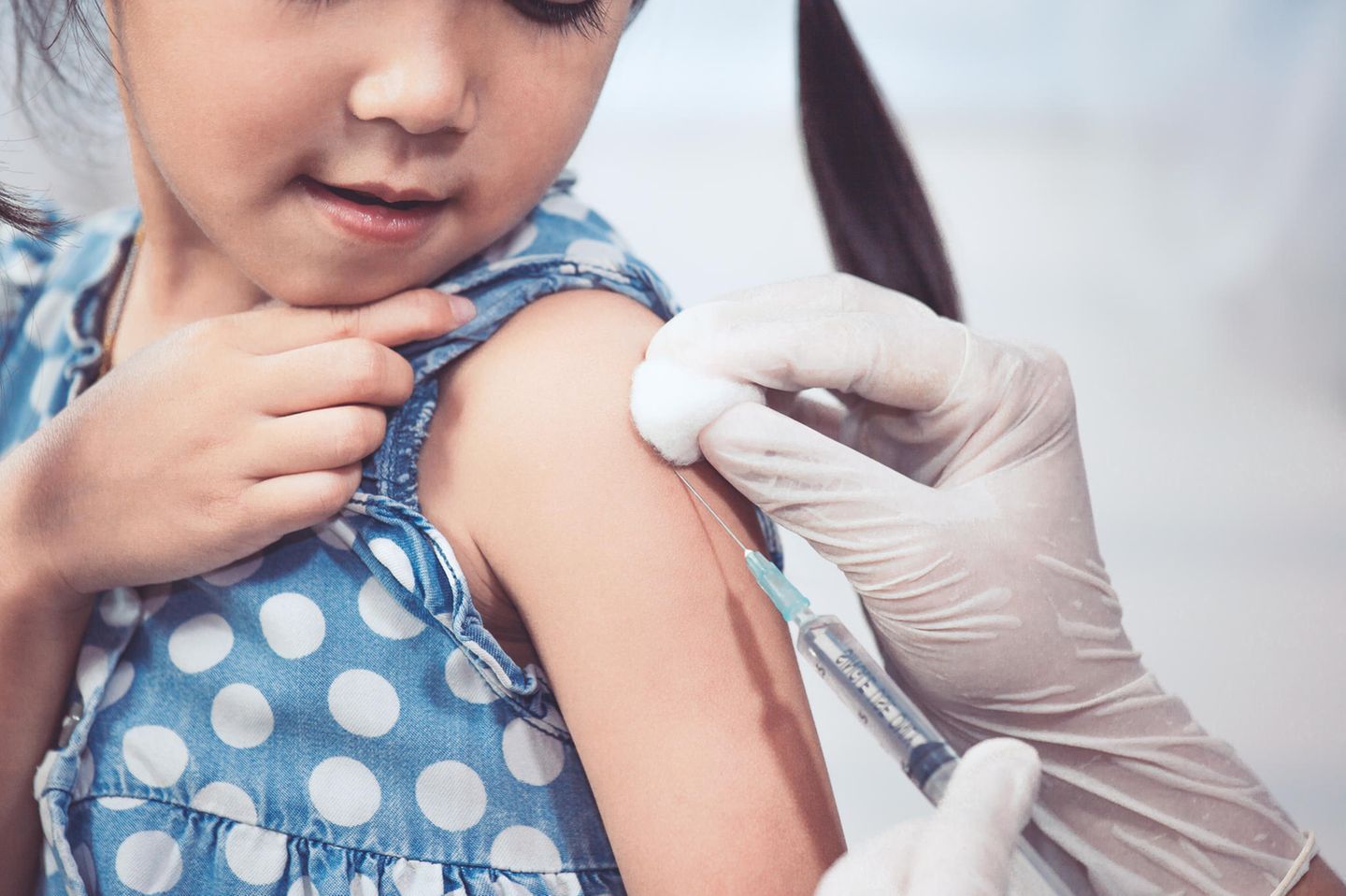 Zeckenimpfung Kinder: Mädchen wird geimpft