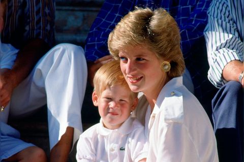Prinz Harry und Lady Diana: Prinz Harry sitzt auf Dianas Schoß